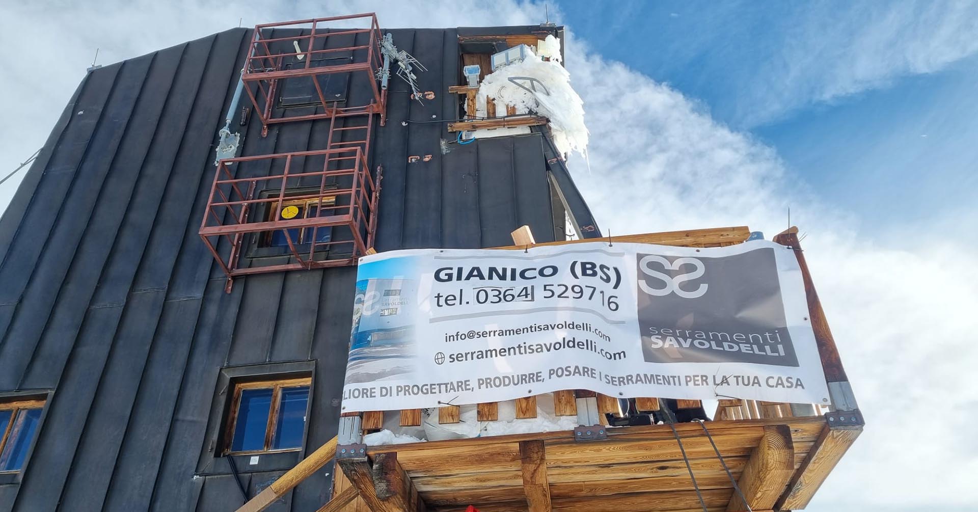 Iniziata la posa dei serramenti camuni a Capanna Margherita